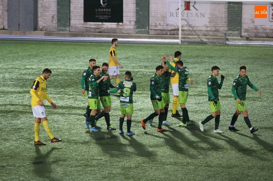 El CD Guijuelo celebra uno de los goles marcados ante el Izarra
