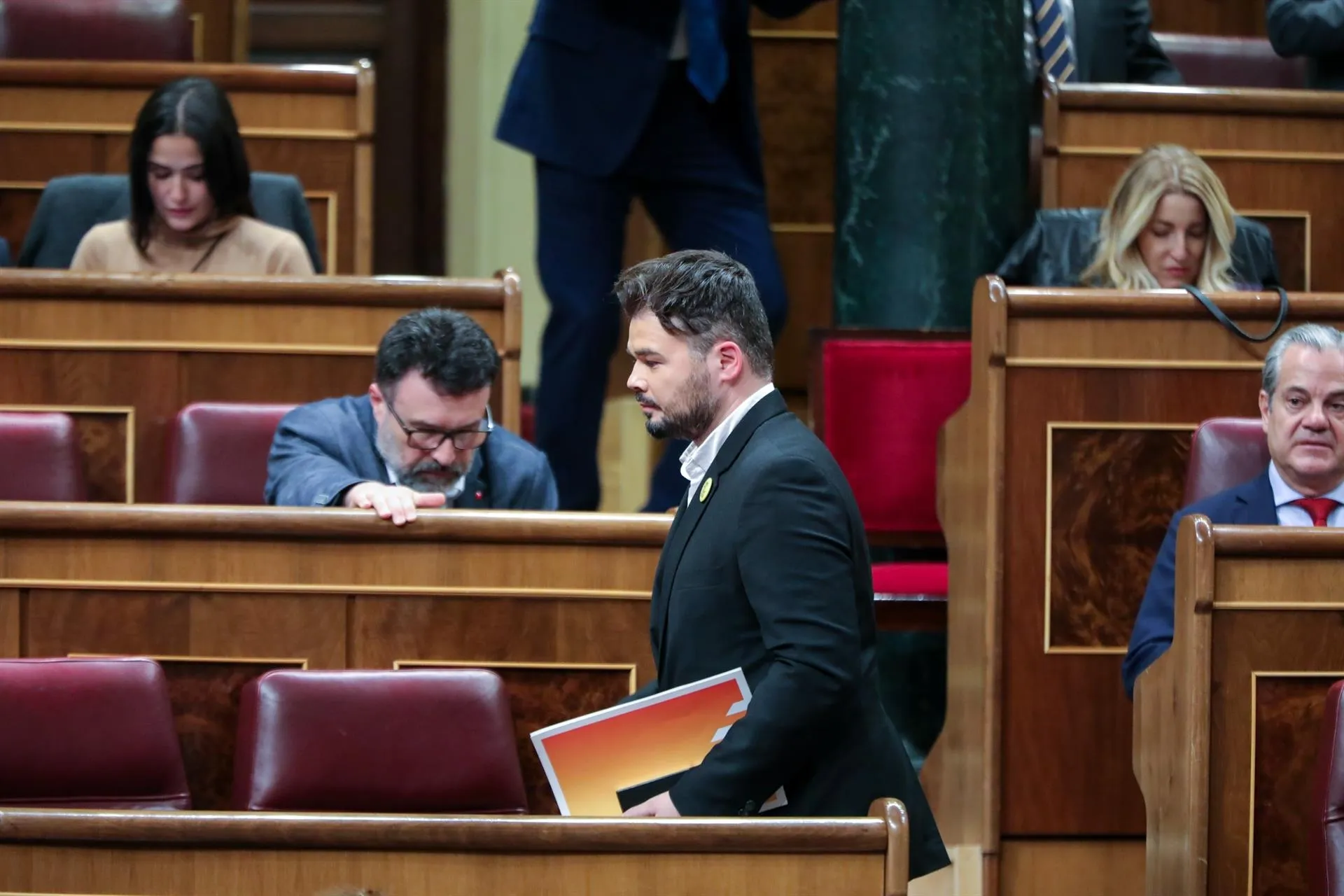 El portavoz adjunto de ERC en el Congreso de los Diputados, Gabriel Rufián, durante la primera sesión del debate de investidura del candidato socialista a la Presidencia de Gobierno en la XIV Legislatura en Madrid / Europa Press