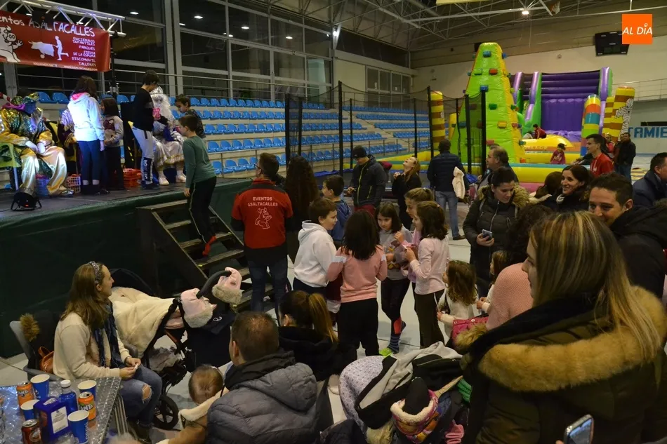 Foto 10 - Los Reyes Magos adelantan en Navilandia su visita a los ni&ntilde;os mirobrigenses  