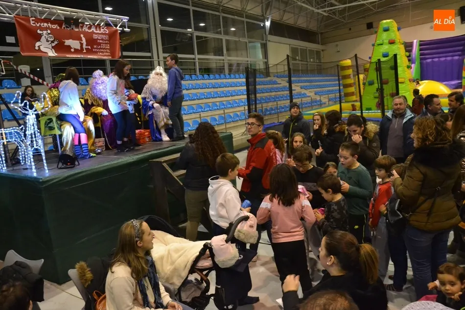Foto 7 - Los Reyes Magos adelantan en Navilandia su visita a los ni&ntilde;os mirobrigenses  