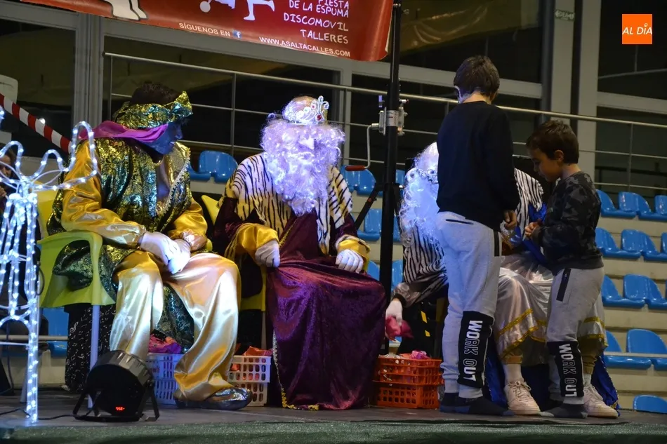Foto 11 - Los Reyes Magos adelantan en Navilandia su visita a los ni&ntilde;os mirobrigenses  
