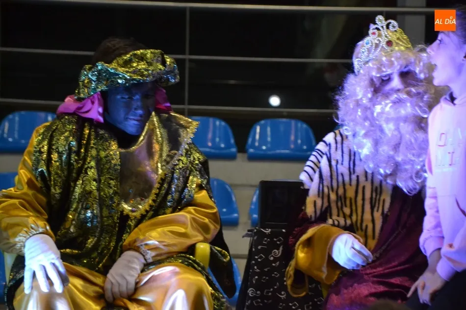 Foto 3 - Los Reyes Magos adelantan en Navilandia su visita a los ni&ntilde;os mirobrigenses  