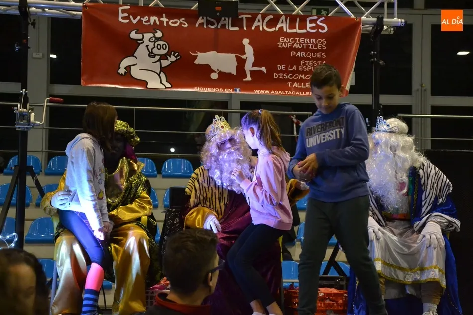 Foto 6 - Los Reyes Magos adelantan en Navilandia su visita a los ni&ntilde;os mirobrigenses  