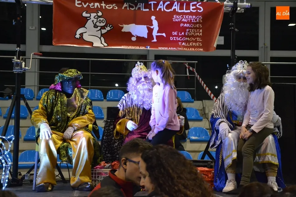 Foto 2 - Los Reyes Magos adelantan en Navilandia su visita a los ni&ntilde;os mirobrigenses  