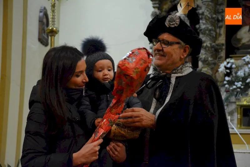 El mensajero real entrega un regalo a un niño / Lydia González