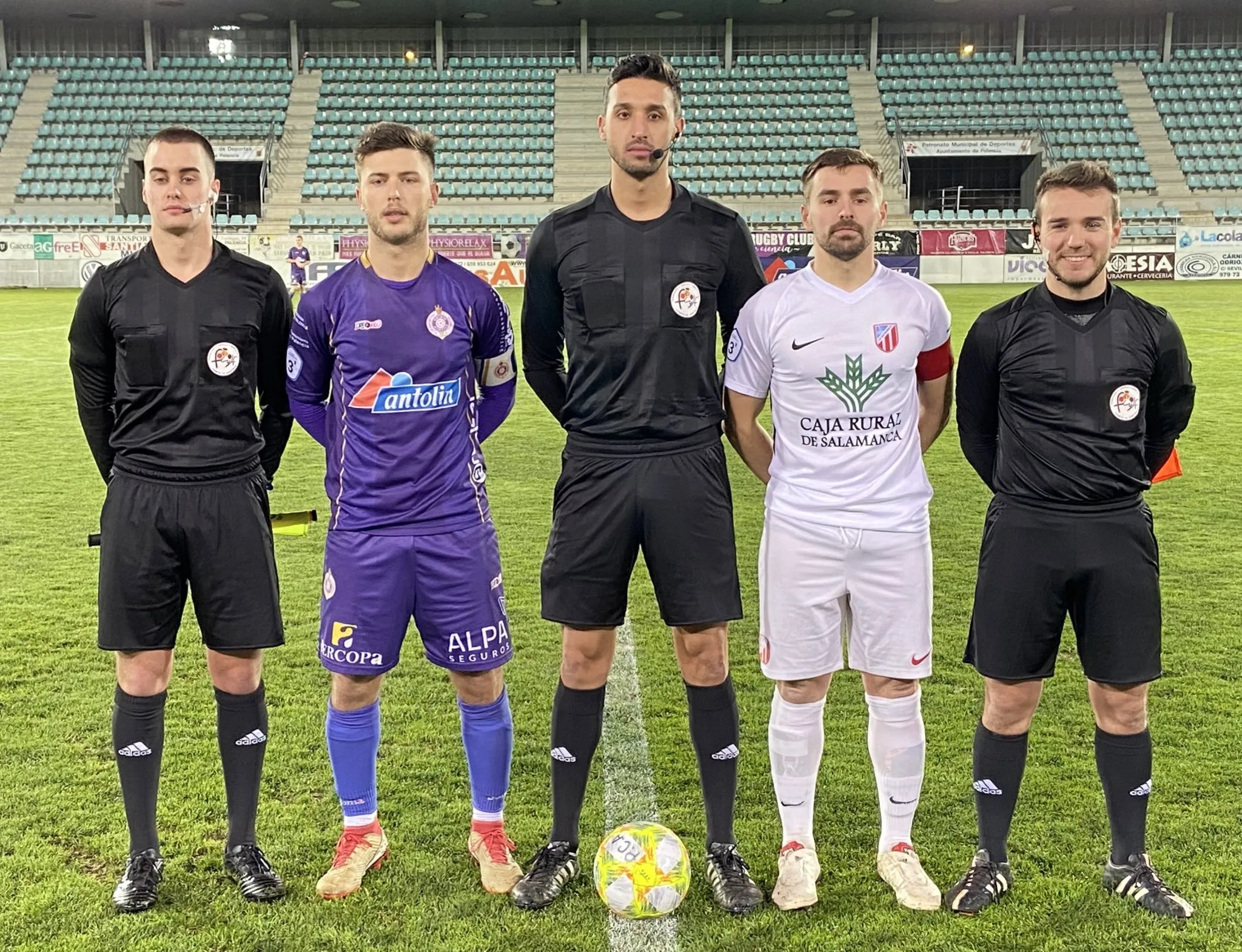 Foto de los capitanes con el trío arbitral antes del comienzo del encuentro / Twitter Palencia Cristo Atlético