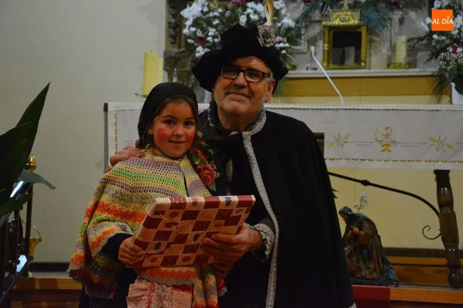 Foto 10 - El mensajero real reparte regalos y felicidad a los m&aacute;s peque&ntilde;os de Aldeatejada