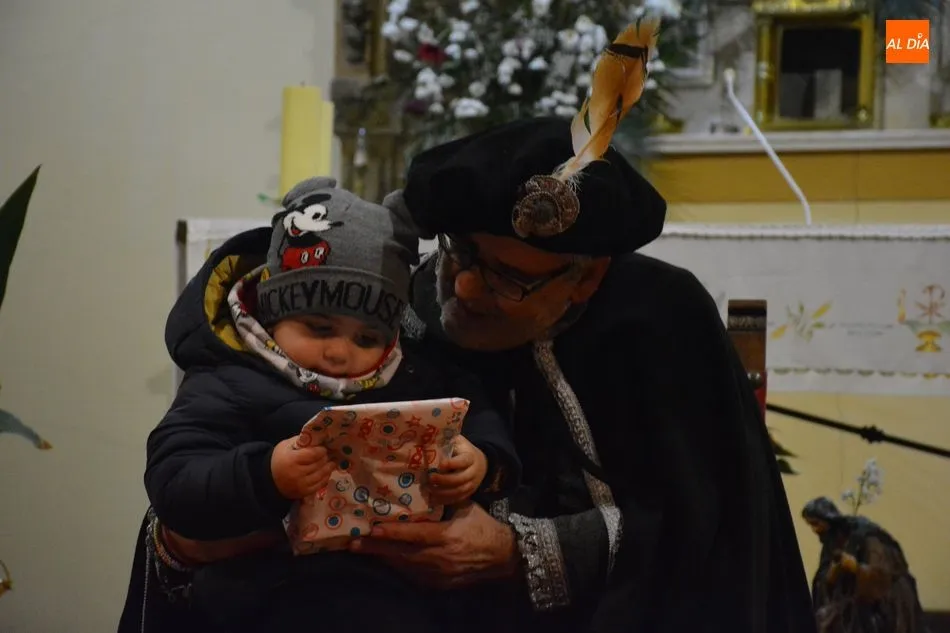 Foto 6 - El mensajero real reparte regalos y felicidad a los m&aacute;s peque&ntilde;os de Aldeatejada