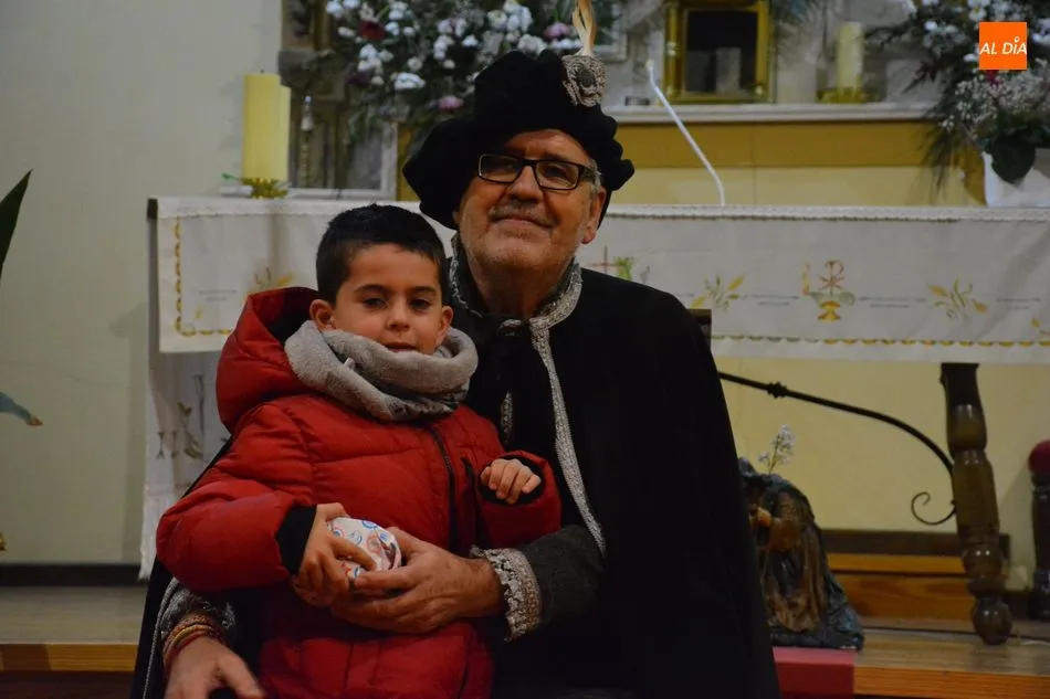 Foto 5 - El mensajero real reparte regalos y felicidad a los m&aacute;s peque&ntilde;os de Aldeatejada