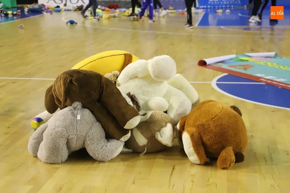 Foto 10 - La solidaridad inunda W&uuml;rzburg con la tradicional lluvia de peluches