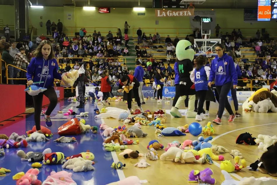 Foto 6 - La solidaridad inunda W&uuml;rzburg con la tradicional lluvia de peluches