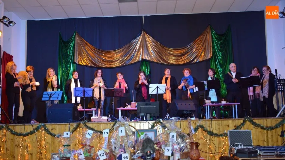 Los villancicos tradicionales llegaron al escenario interpretados por el grupo de Canto y percusión / E. Corredera