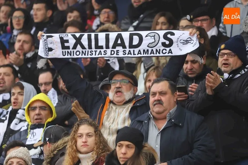 Aficionados de Unionistas animan durante el partido ante el Leioa / Lydia González