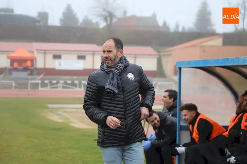 Jabi Luaces pasea por el área técnica durante el partido ante el Leioa / Lydia González
