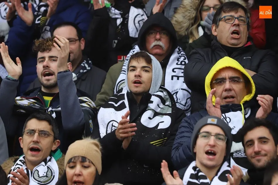 Foto 10 - La afici&oacute;n de Unionistas arropa al equipo en el primer partido del a&ntilde;o