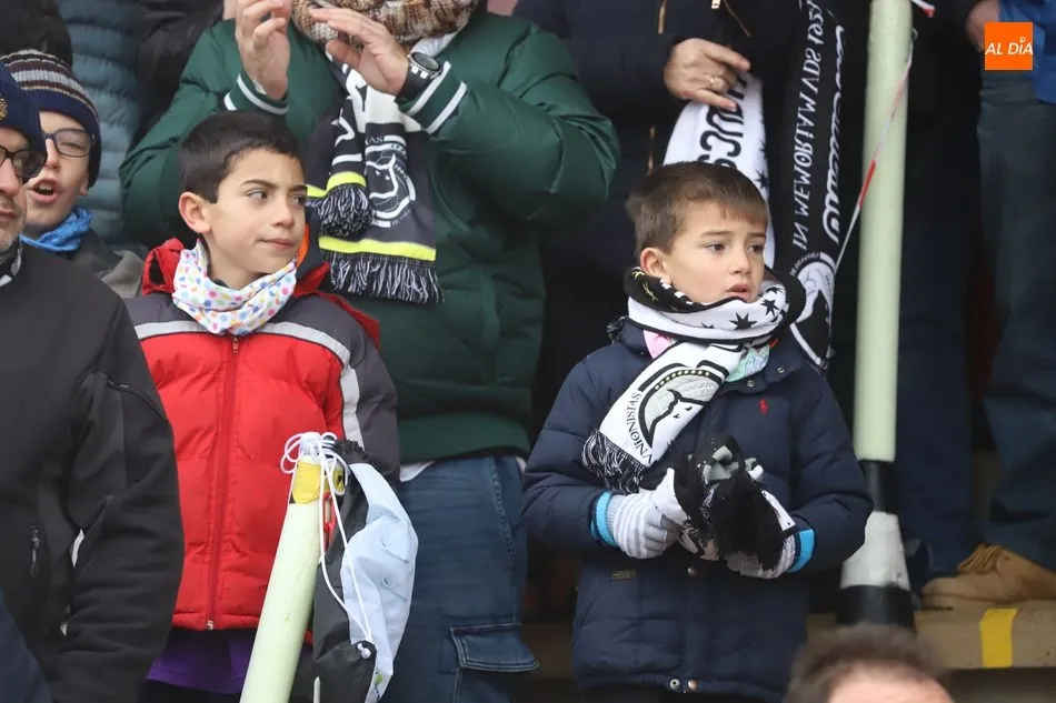 Foto 9 - La afici&oacute;n de Unionistas arropa al equipo en el primer partido del a&ntilde;o