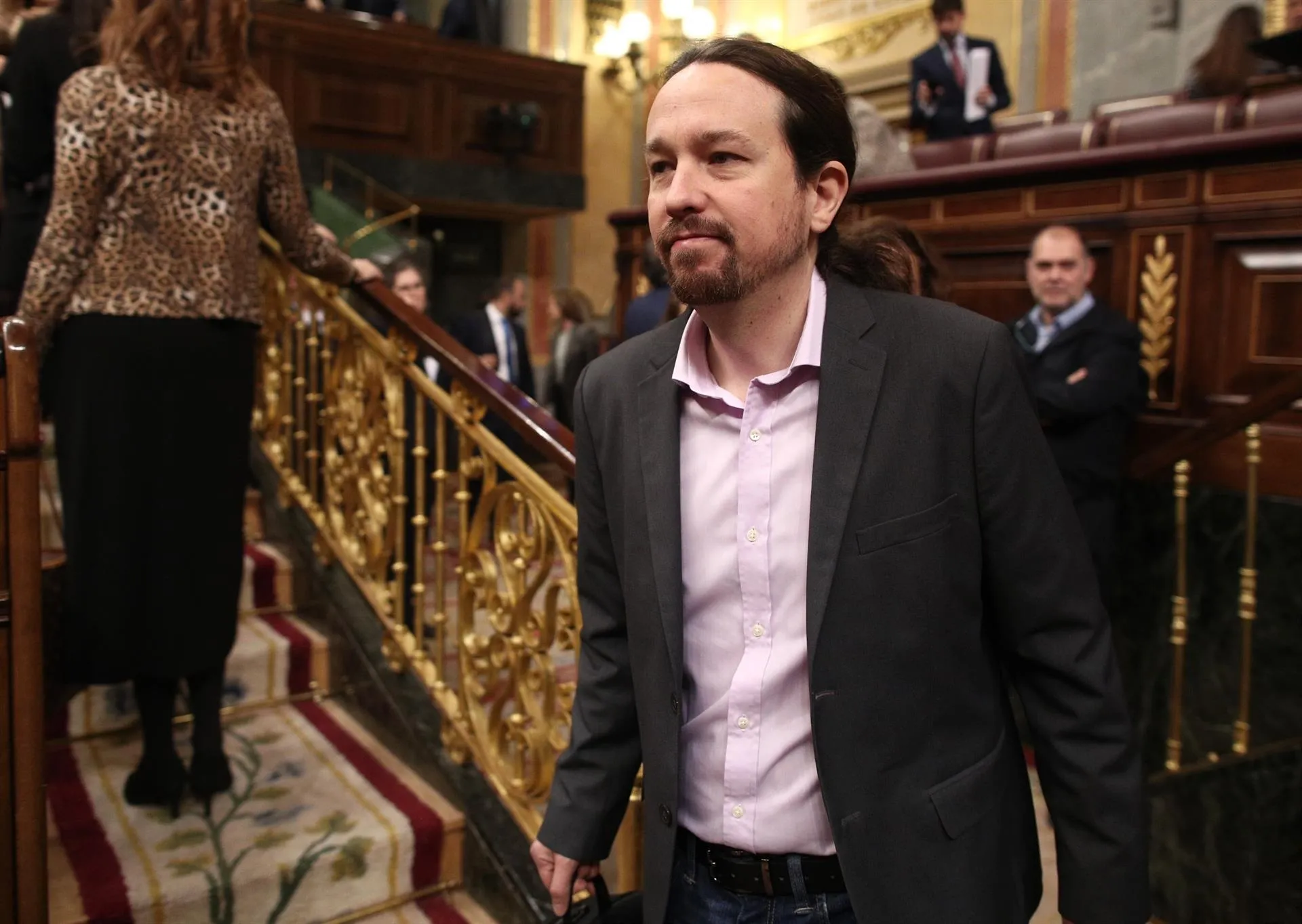 El secretario general de Podemos, Pablo Iglesias, entra en el Congreso de los Diputados, antes de la primera sesión del debate de investidura del candidato socialista a la Presidencia de Gobierno en la XIV Legislatura en Madrid / Europa Press