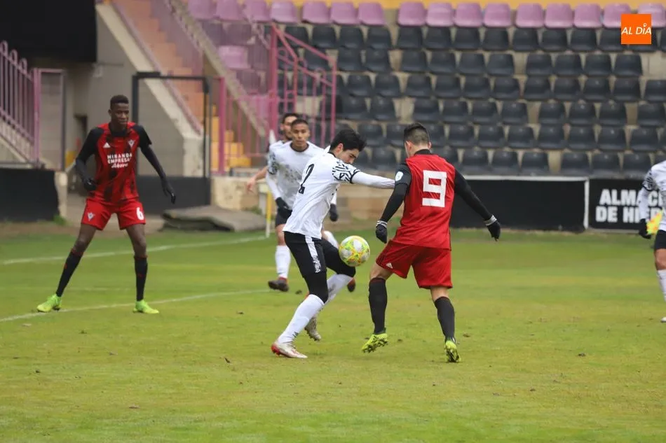 Foto 10 - Un revulsivo Diego Vargas le da los tres puntos al filial del Salamanca UDS frente al Mirand&eacute;s...