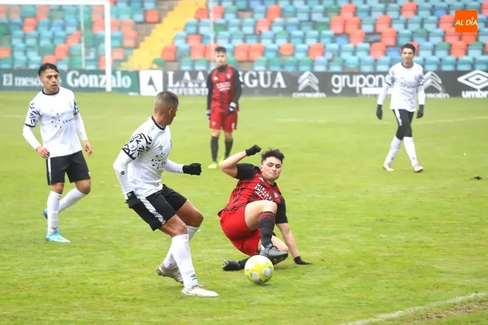 Foto 3 - Un revulsivo Diego Vargas le da los tres puntos al filial del Salamanca UDS frente al Mirand&eacute;s...