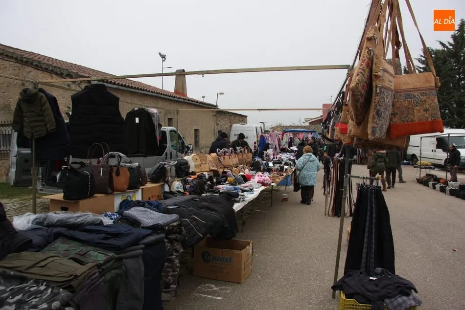 Foto 11 - El mercadillo de Trabanca arranca 2020 con una buena afluencia de p&uacute;blico y de comerciantes  