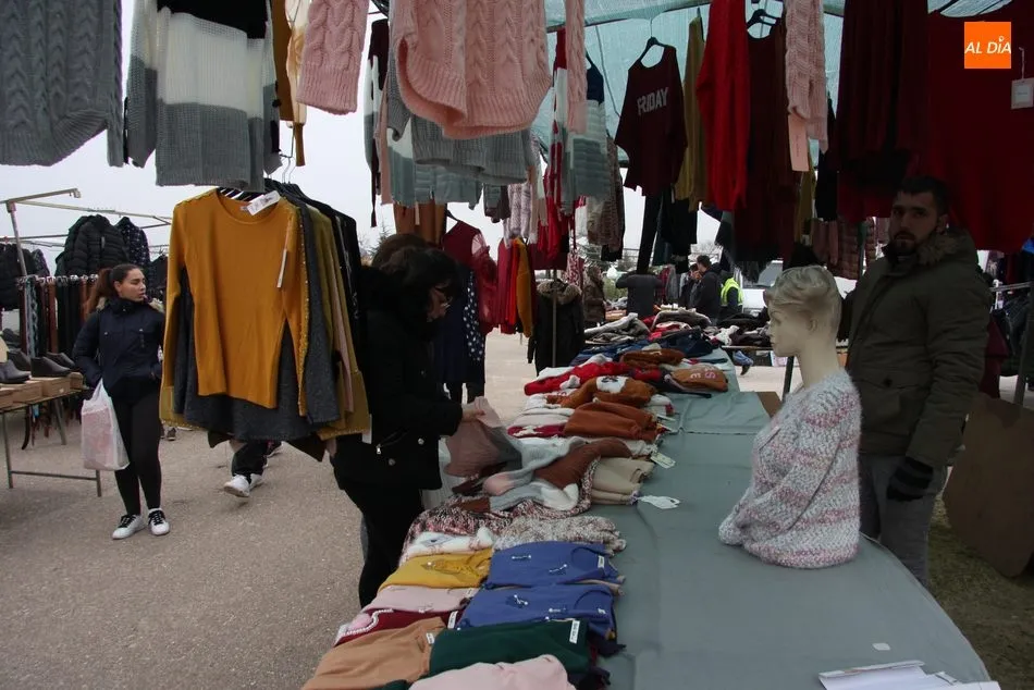 Foto 10 - El mercadillo de Trabanca arranca 2020 con una buena afluencia de p&uacute;blico y de comerciantes  