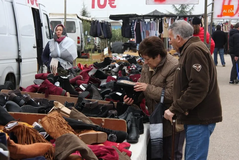 Foto 9 - El mercadillo de Trabanca arranca 2020 con una buena afluencia de p&uacute;blico y de comerciantes  