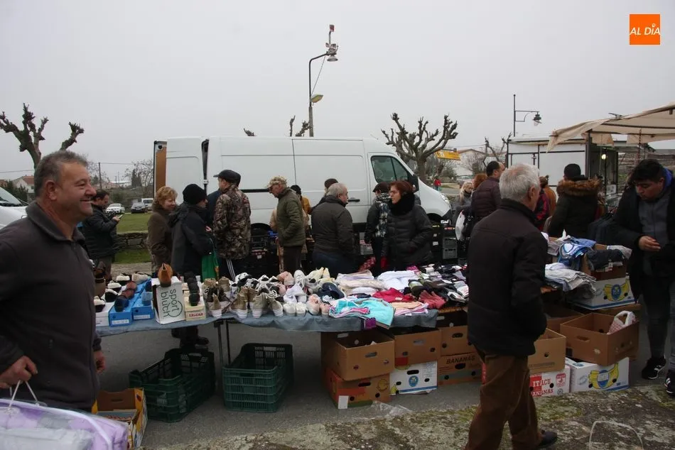 Foto 7 - El mercadillo de Trabanca arranca 2020 con una buena afluencia de p&uacute;blico y de comerciantes  