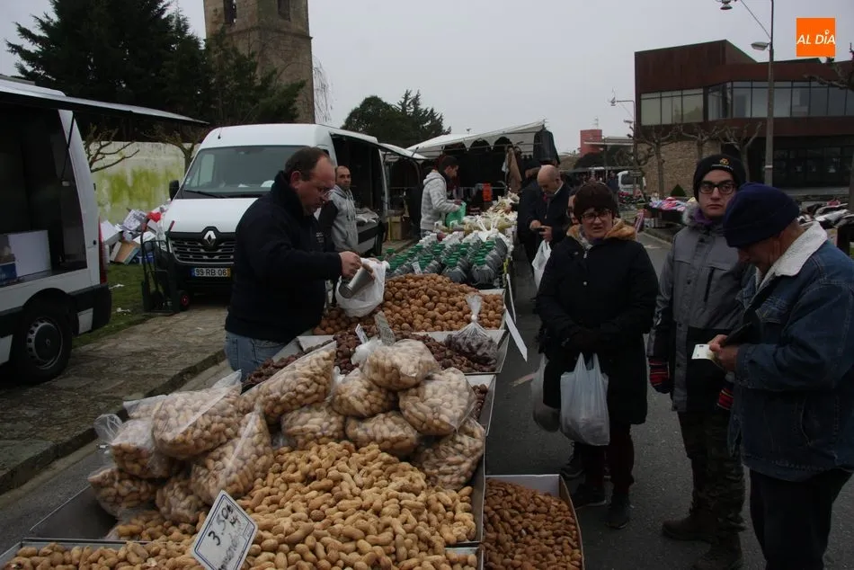 Foto 5 - El mercadillo de Trabanca arranca 2020 con una buena afluencia de p&uacute;blico y de comerciantes  