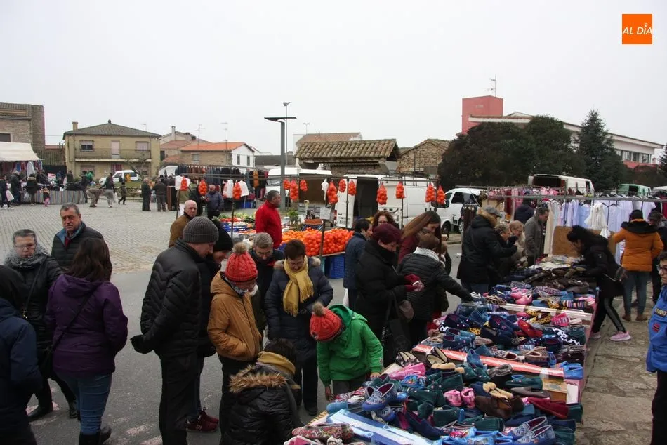 Foto 4 - El mercadillo de Trabanca arranca 2020 con una buena afluencia de p&uacute;blico y de comerciantes  