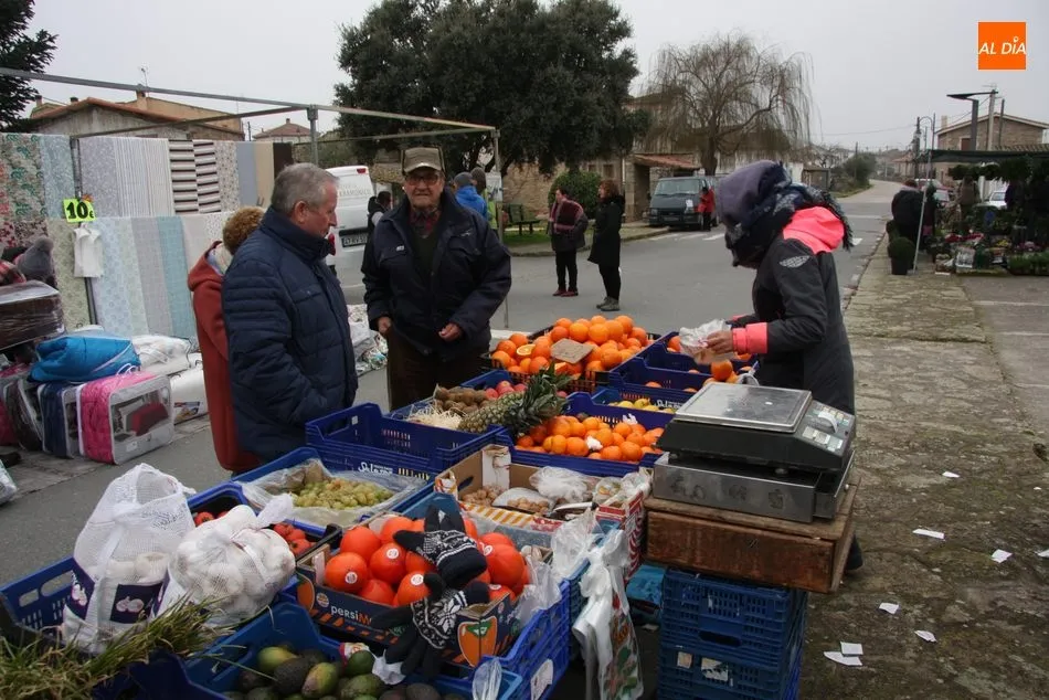 Foto 3 - El mercadillo de Trabanca arranca 2020 con una buena afluencia de p&uacute;blico y de comerciantes  