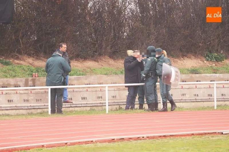 Efectivos de la Guardia Civil realizan el control de alcoholemia a dos aficionados durante el partido