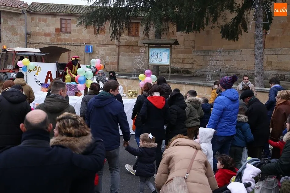 Foto 3 - Los Reyes Magos reparten ilusi&oacute;n en Babilafuente