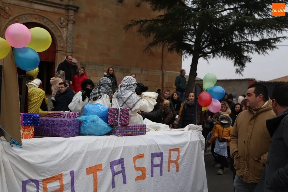 Foto 2 - Los Reyes Magos reparten ilusi&oacute;n en Babilafuente