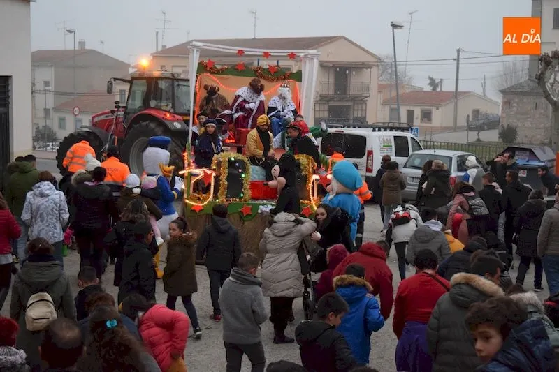 Foto 10 - Ilusi&oacute;n y magia se combinan en la Cabalgata de Reyes de Alba de Tormes