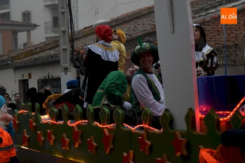 Foto 8 - Ilusi&oacute;n y magia se combinan en la Cabalgata de Reyes de Alba de Tormes