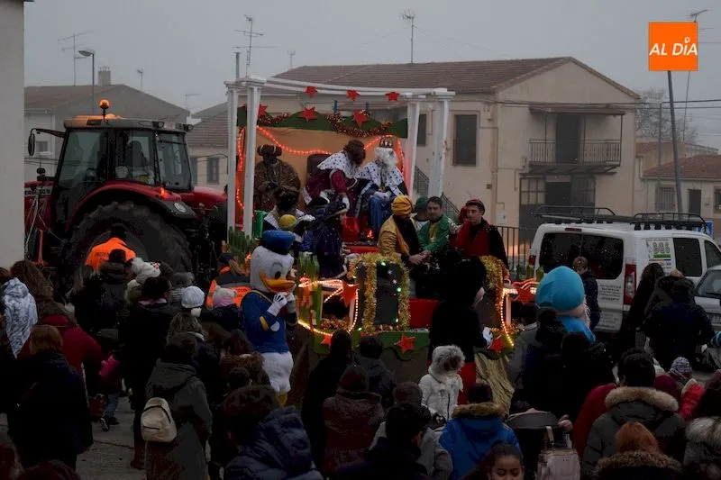 Foto 7 - Ilusi&oacute;n y magia se combinan en la Cabalgata de Reyes de Alba de Tormes