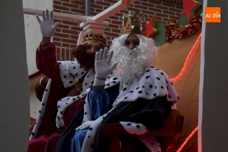 Foto 6 - Ilusi&oacute;n y magia se combinan en la Cabalgata de Reyes de Alba de Tormes