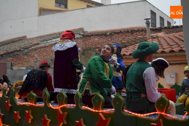Foto 4 - Ilusi&oacute;n y magia se combinan en la Cabalgata de Reyes de Alba de Tormes