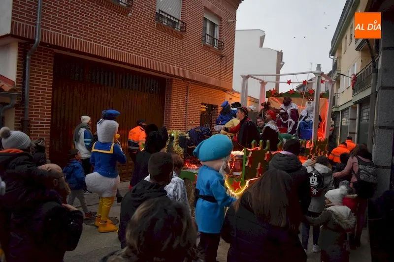 Foto 3 - Ilusi&oacute;n y magia se combinan en la Cabalgata de Reyes de Alba de Tormes
