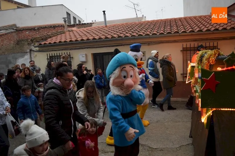 Foto 2 - Ilusi&oacute;n y magia se combinan en la Cabalgata de Reyes de Alba de Tormes