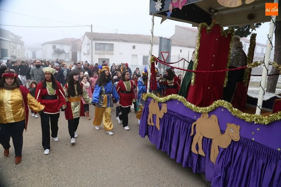 Los pajes de Sus Majestades evitan que los niños se metan debajo de la carroza