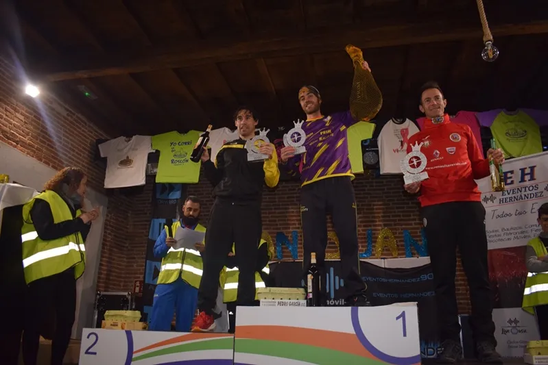 Foto 5 - Juan Bueno y Mar&iacute;a Mercedes Pila se llevan la 8&ordf; Carrera del Rosc&oacute;n de Paradinas, con r&eacute;cord de ...