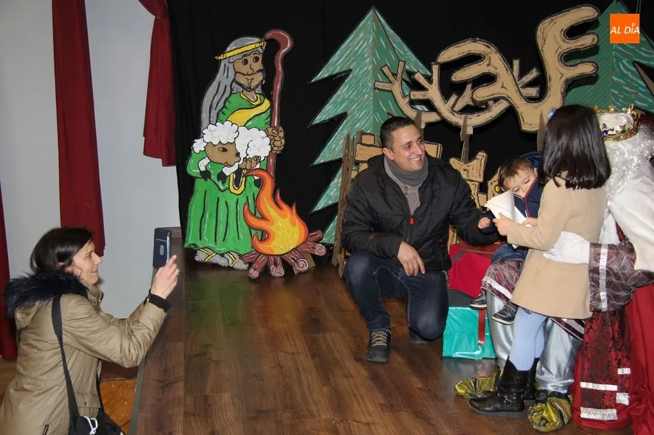 Foto 10 - Los Reyes Magos reparten felicidad en Castellanos de Moriscos