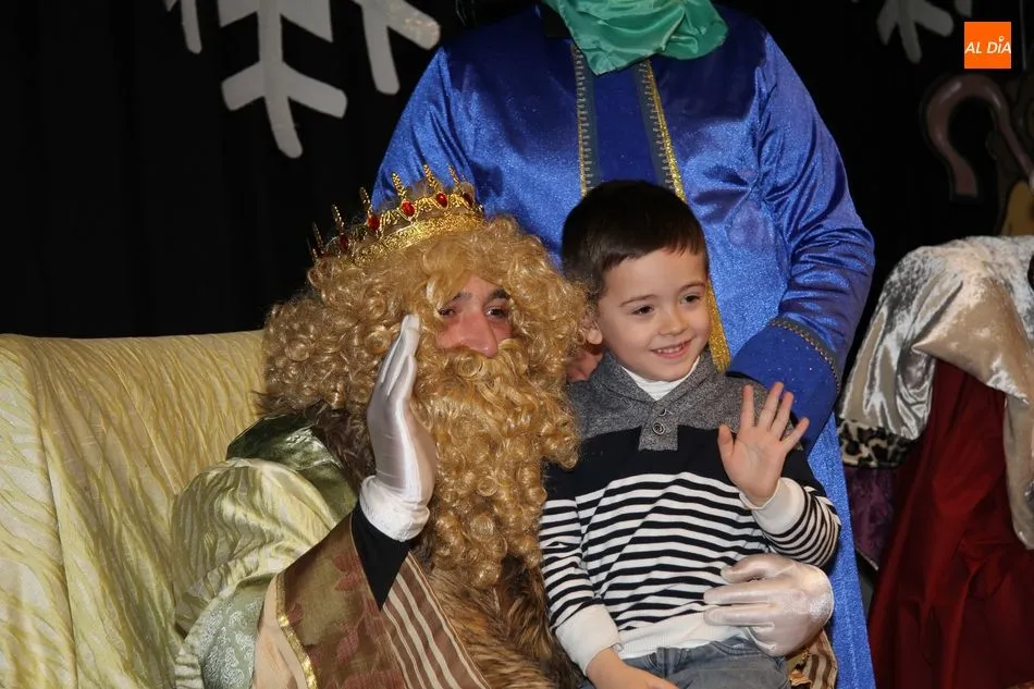 Foto 8 - Los Reyes Magos reparten felicidad en Castellanos de Moriscos