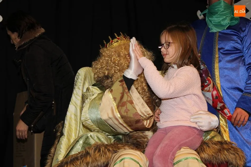 Foto 5 - Los Reyes Magos reparten felicidad en Castellanos de Moriscos