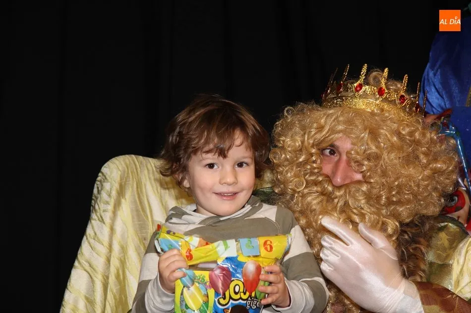 Foto 3 - Los Reyes Magos reparten felicidad en Castellanos de Moriscos