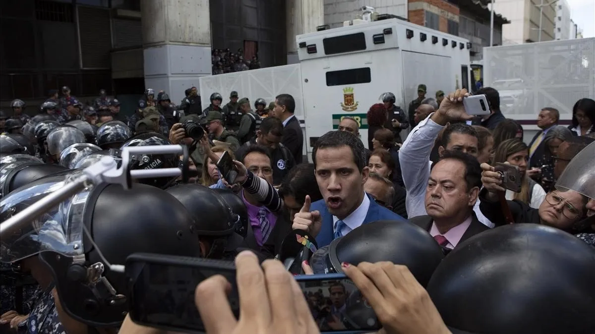Momento en el que Juan Guaidó es impedido entrar en el edificio del Parlamento venezolano