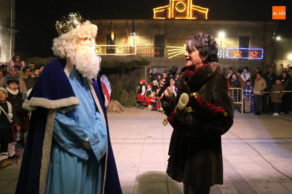 Luisa de Paz hacía entrega a Melchor del bastón de mando municipal / REP. GRÁFICO: CORRAL