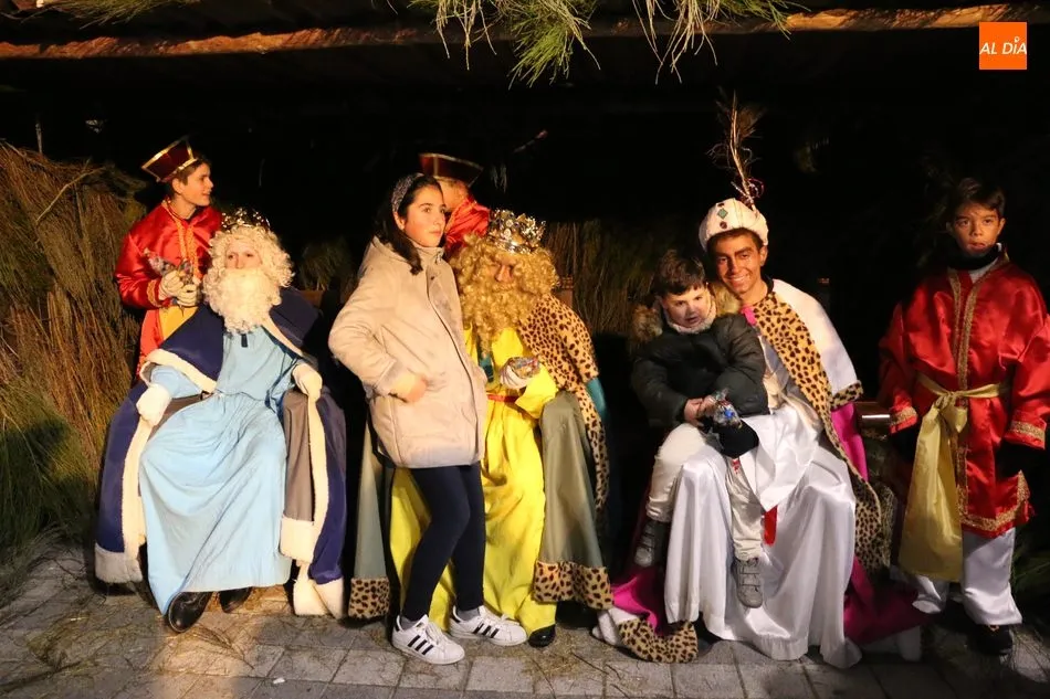 Foto 6 - Los Reyes Magos llenan Vitigudino de ilusi&oacute;n  