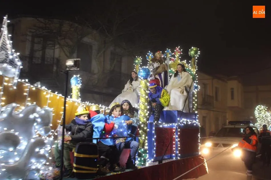 Foto 5 - Los Reyes Magos reparten ilusi&oacute;n en Guijuelo